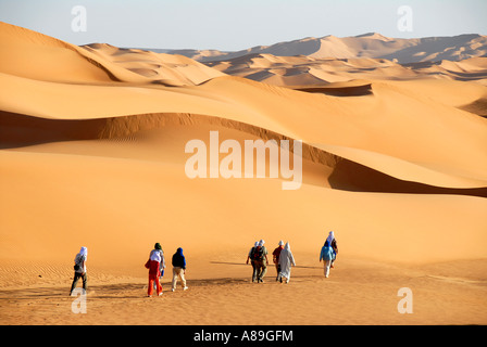 Randonnée à travers les touristes sanddunes dans le désert libyen Mandara Banque D'Images