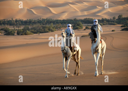 Deux ride touareg élégamment sur leurs chameaux dans le désert Mandara, Désert de Libye, Sahara, Libye Banque D'Images