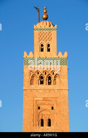 Avec ornements berbères anciens Minaret Koutoubia Marrakech Maroc Banque D'Images