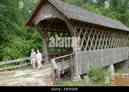 Troy Alabama, Pioneer Museum of Alabama a restauré Poole's Bridge, couvert, seniors citoyens âgés pensionnés retraités personnes âgées, couple Banque D'Images