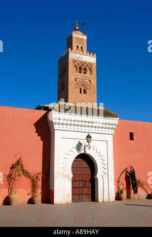 Ancienne porte d'entrée et minaret Koutoubia Marrakech Maroc Banque D'Images