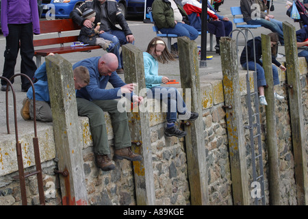 La pêche du crabe de la famille au quai de Cornwall Looe Banque D'Images