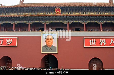 Chine Pékin portrait géant de Mao Zedong au-dessus de la Place Tiananmen Gate Banque D'Images