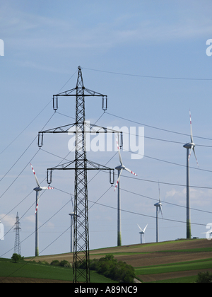 L'électricité, pylône électrique, ligne à haute tension, les éoliennes Banque D'Images