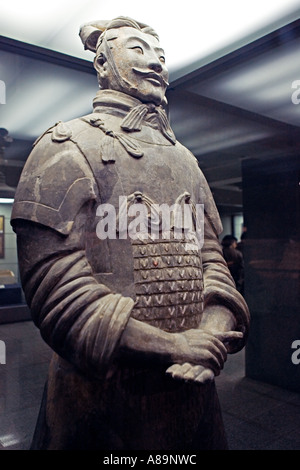 Chine XIAN creusées de terre cuite sur l'affichage dans le musée à la place de l'armée de guerriers en terre cuite Banque D'Images