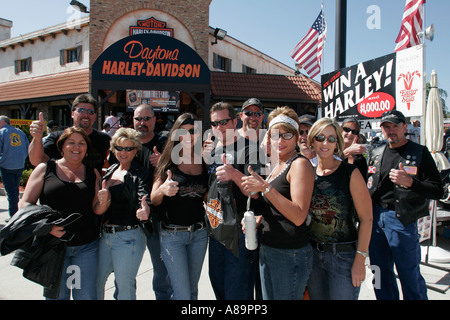 Florida Daytona Beach Beach Beach Street Bike week, les propriétaires de moto célébration événement rassemblement annuel, propriétaire de motards Harley Davidson concessionnaire, couples amis Banque D'Images