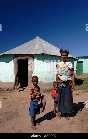 Une dame Xhosa et ses enfants posent à l'extérieur de leur cabane dans la province d'Eastern Cape d'Afrique du Sud. Banque D'Images