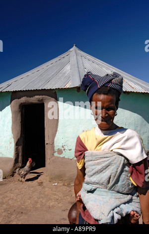 Une dame Xhosa et ses enfants posent à l'extérieur de leur cabane dans la province d'Eastern Cape d'Afrique du Sud. Banque D'Images