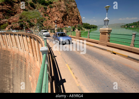 Les voitures qui circulent sur le mur du barrage Hartbeespoort en Afrique du Sud, Province de l'Ouest. Noth Banque D'Images