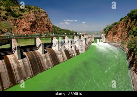 Le canal de dérivation d'Hartbeespoort, Afrique du Sud dans la Province du Nord Ouest. L'eau est verte à cause des algues. Banque D'Images