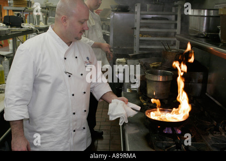 Daytona Beach Florida, The Shores Resort and Spa, Chef de restaurant, cuisine, flamme, feu, flamme, les visiteurs voyage visite touristique site touristique Landm Banque D'Images