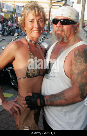 Daytona Beach Florida,main Street,Bike week,moto motos,événement,célébration,annuel,riders,propriétaires,couple mature,adulte femme femmes femal Banque D'Images