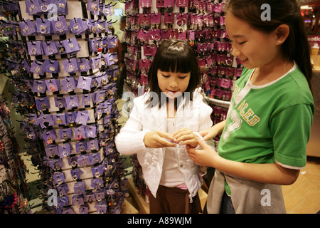 Deux filles asiatiques shopping Banque D'Images