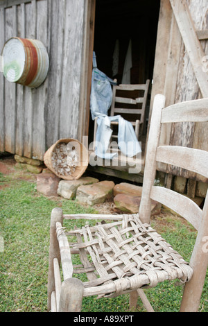 Alabama Oakville, Jesse Owens Memorial Park and Museum, maison de Sharecropper maisons résidence, chaise, les visiteurs voyage visite touristique à Banque D'Images