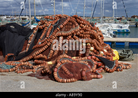 Flotte de pêche entassés en face de port de Lagos. Banque D'Images