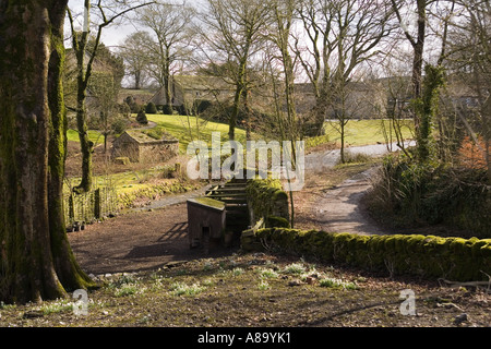UK Yorkshire Wharfedale Linton et village Lane aux côtés de Linton Beck Banque D'Images