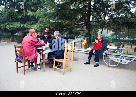 BEIJING CHINE Personnes âgées femmes chinoises et un homme jouer mahjong un jeu chinois d'adresse et de chance en utilisant 600x600 Banque D'Images