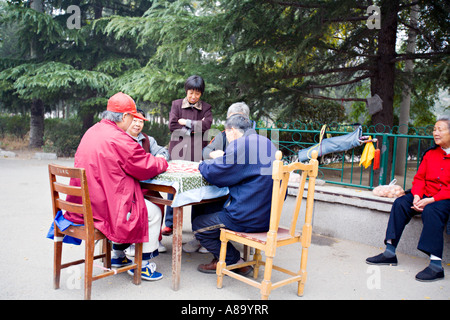 BEIJING CHINE Personnes âgées femmes chinoises et un homme jouer mahjong un jeu chinois d'adresse et de chance en utilisant 600x600 Banque D'Images