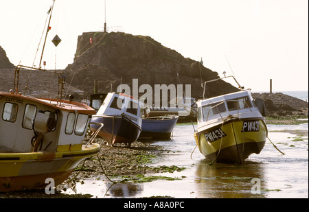 Bude Cornwall bateaux sur la plage à marée basse Banque D'Images