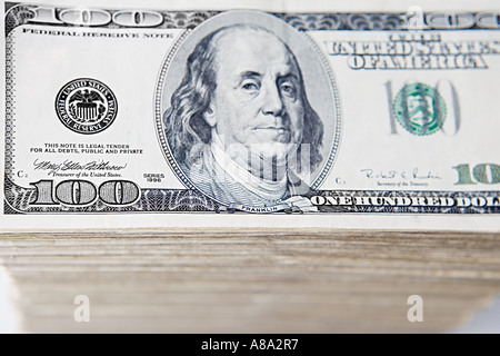 Pile de centaines de dollar bills Banque D'Images