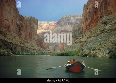 Le voyage d'été en passant par les murs du Grand Canyon en petit bateau sur la rivière Colorado Banque D'Images