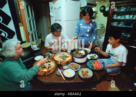 Repas de famille japonais repas ensemble dans la salle à manger typique appartement ville Banque D'Images