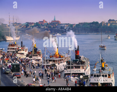 Les passagers le long wharf et les paquebots à Blasieholmen sur bateau archipel jour à Stockholm Banque D'Images