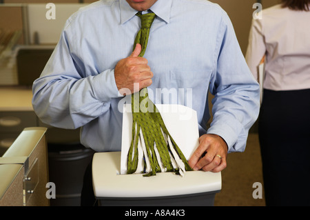 Businessman with tie pris dans shredder Banque D'Images