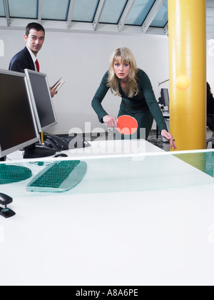 Femme à jouer au tennis de table Banque D'Images