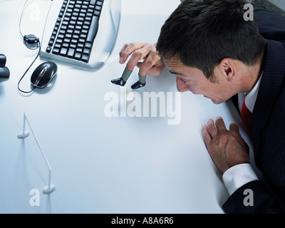 Homme jouant de mini-foot Banque D'Images