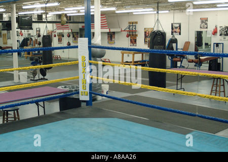 Ring de boxe vide In Gym Banque D'Images
