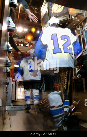 Les joueurs de hockey sur glace Patinoire Arena entrée avant de la LNH, USA Banque D'Images