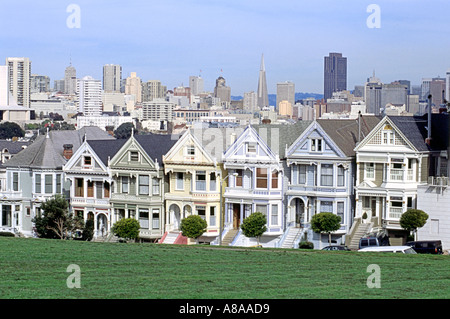 Carte postale "row", une rangée de maisons victoriennes aussi connu sous le nom de belles dames dans la région de Alamo Square dans la banlieue de San Francisco. Banque D'Images