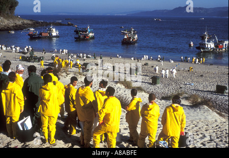 Marée noire du Prestige en cours de nettoyage de plage emplacement huile Islas Cies Ria de Vigo Galice, Espagne Banque D'Images