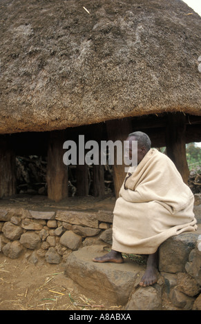 Homme assis dans le Konso mora ou maison commune, Mecheke, village du sud de l'Ethiopie, la région Konso Banque D'Images