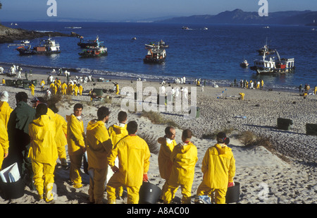 Marée noire du Prestige en cours de nettoyage de plage emplacement huile Islas Cies Ria de Vigo Galice, Espagne Banque D'Images