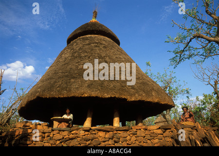 Maison communale ou mora dans Konso village , le sud de l'Éthiopie Banque D'Images