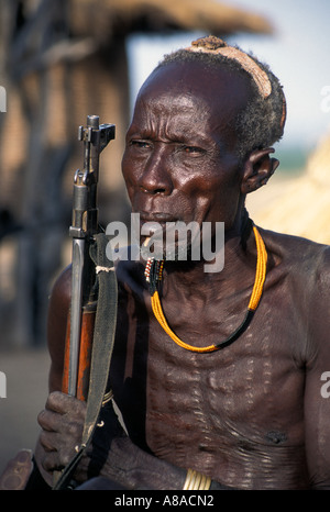 Homme Karo avec des décorations du corps , Kolcho , au Sud Vallée de l'Omo, en Ethiopie Banque D'Images