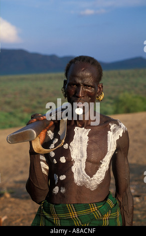 Kolcho , Karo armé homme avec peintures corporelles , Kolcho , au Sud Vallée de l'Omo, en Ethiopie Banque D'Images