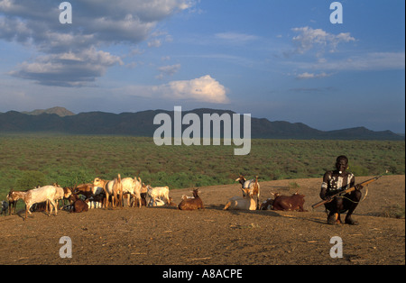 Karo homme avec les chèvres , Kolcho , au sud vallée de l'Omo, en Ethiopie Banque D'Images