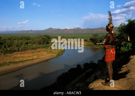 Karo homme à la rivière Omo , Kolcho , au Sud Vallée de l'Omo, en Ethiopie Banque D'Images