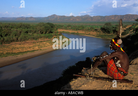 Karo homme à la rivière Omo , Kolcho , au Sud Vallée de l'Omo, en Ethiopie Banque D'Images