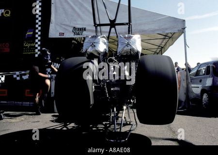 Aile arrière sur un dragster avec pack parachute Banque D'Images