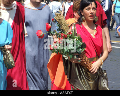 Les citoyens romains dans une procession célébrant la naissance de Rome Italie 2007 Banque D'Images