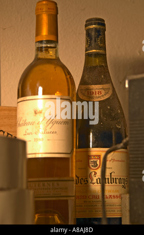 Dans un coin de la cave : château d'Yquem 1980 et Clos des Lambrays Grand Cru 1918 Bourgogne - Chateau Haut Bergeron, Sauternes, Bordeaux Banque D'Images