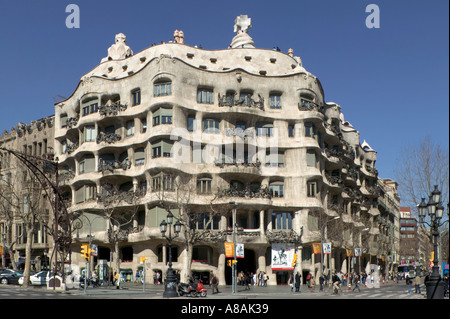 Casa MilÓ, ou de la Pedrera, Barcelone ,1906 - 1910. Dans l'ensemble de l'extérieur. Architecte : Antoni GaudÝ Banque D'Images