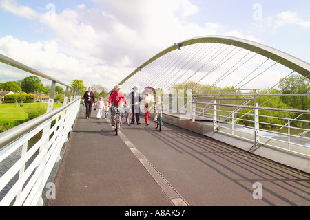 Piétons et cyclistes sur le Millennium Bridge qui traversait la rivière Ouse à York. North Yorkshire, Royaume-Uni. Banque D'Images