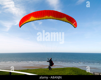 Pilote de parapente sur le point de décoller d'une falaise à Saltburn Cleveland Banque D'Images