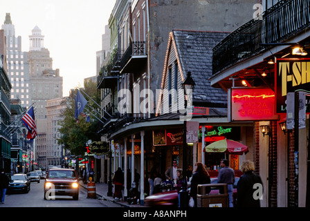 Enseignes au néon light up Bourbon Street la nuit dans le quartier français de la Nouvelle Orléans en Louisiane Banque D'Images