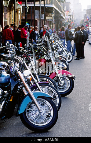 Les motards leurs HARLEYS descendre sur Bourbon Street dans le quartier français de la Nouvelle Orléans en Louisiane Banque D'Images